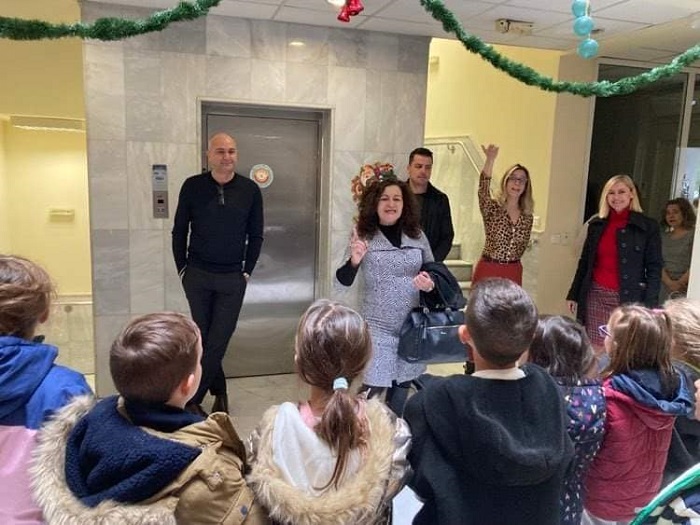 Μεταμόρφωση: Μικροί μαθητές έψαλλαν τα κάλαντα και χριστουγεννιάτικα τραγούδια στο Δήμαρχο
