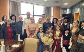 Μεταμόρφωση: Τα πρωτοχρονιάτικα κάλαντα έψαλλαν σήμερα στον Δήμαρχο παιδιά του Σύλλογου Ποντίων Μεταμόρφωσης «Ο Εύξεινος Πόντος».