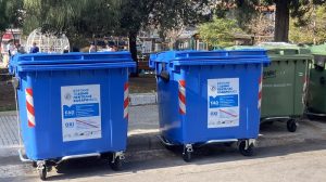 Ο Δήμος συνεχίζει την αντικατάσταση και συμπλήρωση των μπλε κάδων και στις τρεις Δημοτικές Κοινότητες