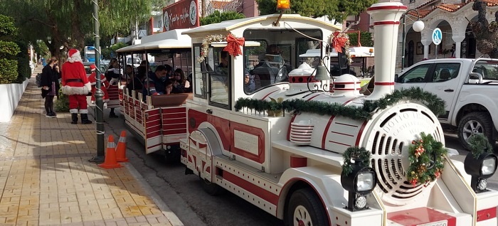 Πεντέλη: Το τρενάκι των Χριστουγέννων του Δήμου βολτάρει με τους μικρούς φίλους σε ολόκληρη την πόλη