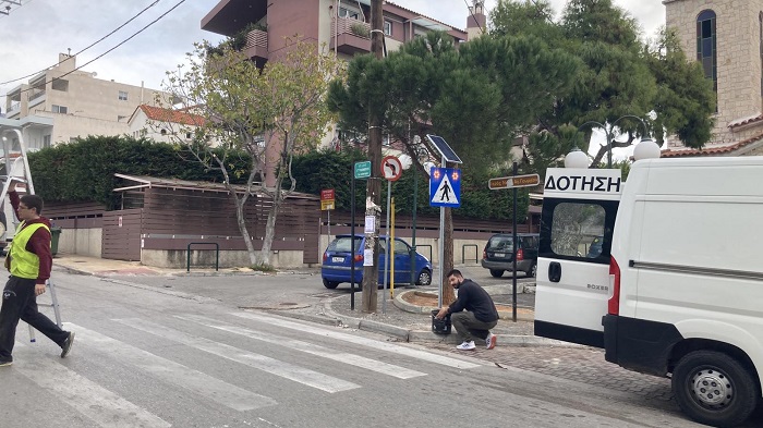 Πεντέλη : Καθαρισμός και πλύσιμο της Πλατείας Πλατεία Αγίου Γεωργίου Μελισσίων –Τοποθέτηση  φωτεινής σήμανσης της διάβασης πεζών