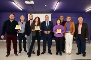 Περιφέρεια Αττικής: Σε αριστεύσαντες μαθητές του Μουσικού Σχολείου Αλίμου τα βραβεία και χρηματικά έπαθλα «Μίκης Θεοδωράκης» που καθιέρωσε η Περιφέρεια