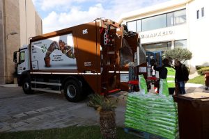 Περιφέρεια Αττικής:  Ακόμη ένα απορριμματοφόρο βιοαποβλήτων και καφέ κάδους στον Δήμο Ραφήνας -Πικερμίου από την Περιφέρεια