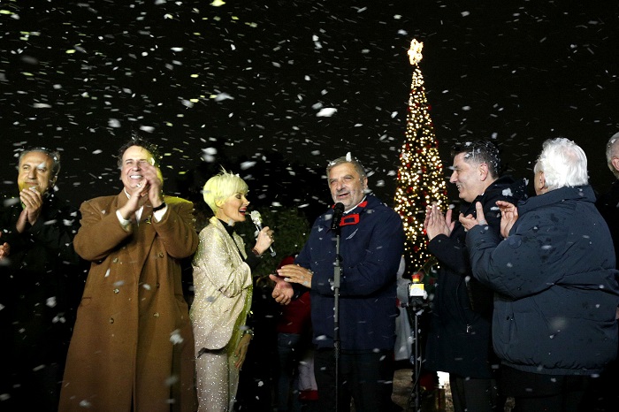 Περιφέρεια Αττικής: Σ’ ένα λαμπερό κλίμα φωταγωγήθηκε το Χριστουγεννιάτικο Δέντρο της Περιφέρειας στο Πεδίο του Άρεως