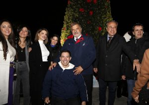 Περιφέρεια Αττικής: Σ’ ένα λαμπερό κλίμα φωταγωγήθηκε το Χριστουγεννιάτικο Δέντρο της Περιφέρειας στο Πεδίο του Άρεως