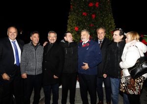 Περιφέρεια Αττικής: Σ’ ένα λαμπερό κλίμα φωταγωγήθηκε το Χριστουγεννιάτικο Δέντρο της Περιφέρειας στο Πεδίο του Άρεως