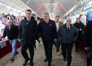 Περιφέρεια Αττικής: Σ’ ένα λαμπερό κλίμα φωταγωγήθηκε το Χριστουγεννιάτικο Δέντρο της Περιφέρειας στο Πεδίο του Άρεως