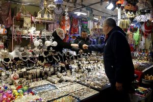 Περιφέρεια Αττικής: Σ’ ένα λαμπερό κλίμα φωταγωγήθηκε το Χριστουγεννιάτικο Δέντρο της Περιφέρειας στο Πεδίο του Άρεως