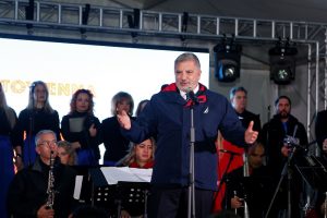 Περιφέρεια Αττικής: Σ’ ένα λαμπερό κλίμα φωταγωγήθηκε το Χριστουγεννιάτικο Δέντρο της Περιφέρειας στο Πεδίο του Άρεως