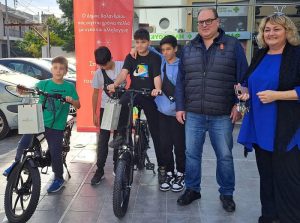 Χαλάνδρι: Ορθοπεταλιές με ηλεκτρικά ποδήλατα για δύο μαθητές του 2ου Δημοτικού Σχολείου