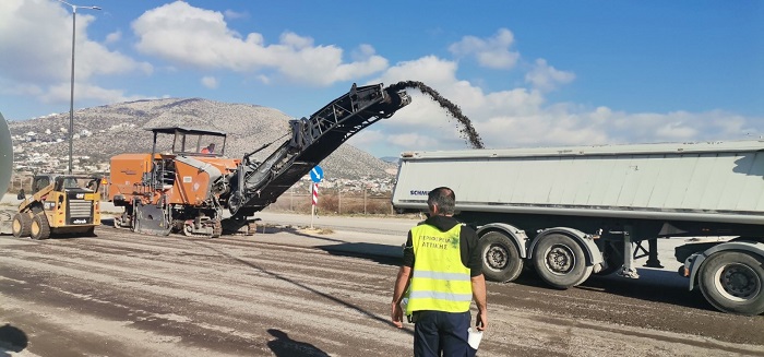 Περιφέρεια Αττικής: Συνεχίζεται η αποκατάσταση παράπλευρων οδικών δικτύων των Εθνικών Οδών και της Αθηνών – Σουνίου από συνεργεία της Περιφέρειας