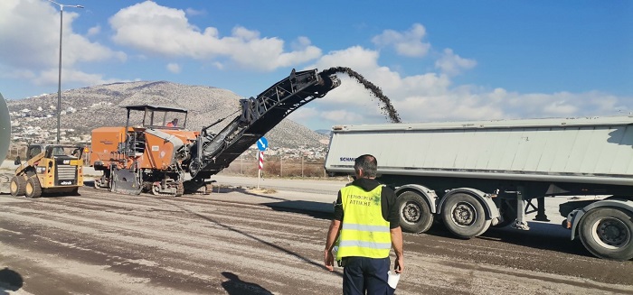 Περιφέρεια Αττικής: Συνεχίζεται η αποκατάσταση παράπλευρων οδικών δικτύων των Εθνικών Οδών και της Αθηνών - Σουνίου από συνεργεία της Περιφέρειας