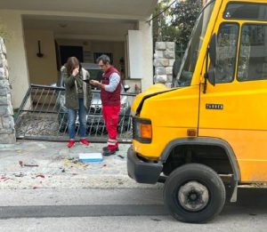 Βούλα : Τροχαίο με σχολικό στη Βούλα - Συγκρούστηκε με ΙΧ