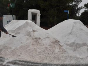 Κηφισιά: Στους δρόμους  οι αλατιέρες του Δήμου - Διατίθενται σακούλες με αλάτι
