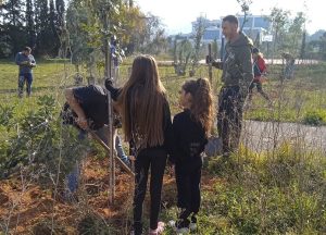 Κηφισιά: «Σύλλογος  Ο ΚΗΦΙΣΣΟΣ» Δεντροφύτευτη μεταξύ των οδών Ποταμού και Καλαβρύτων στις Αδάμες