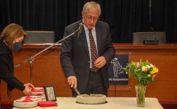 Μαρούσι : Ο Δήμαρχος Αμαρουσίου Θ. Αμπατζόγλου στην κοπή της πρωτοχρονιάτικης πίτας της Σχολικής Επιτροπής Α/βάθμιας Εκπαίδευσης Δήμου Αμαρουσίου