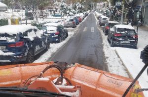 Πεντέλη: Οι δρόμοι της πόλης παρά την έντονη χιονόπτωση παρέμειναν  ανοικτοί