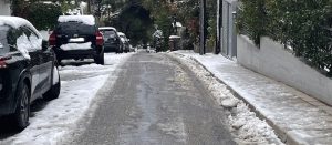 Πεντέλη: Οι δρόμοι της πόλης παρά την έντονη χιονόπτωση παρέμειναν  ανοικτοί