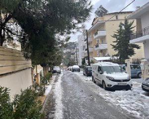 Πεντέλη: Οι δρόμοι της πόλης παρά την έντονη χιονόπτωση παρέμειναν  ανοικτοί