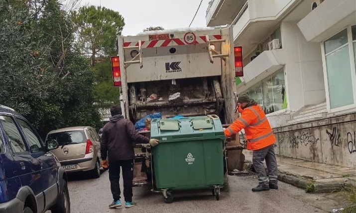 Πεντέλη: Ξεκίνησε με εντατικό ρυθμό και διπλά δρομολόγια η αποκομιδή των απορριμμάτων που δε είχε πραγματοποιηθεί λόγω της χιονόπτωσης