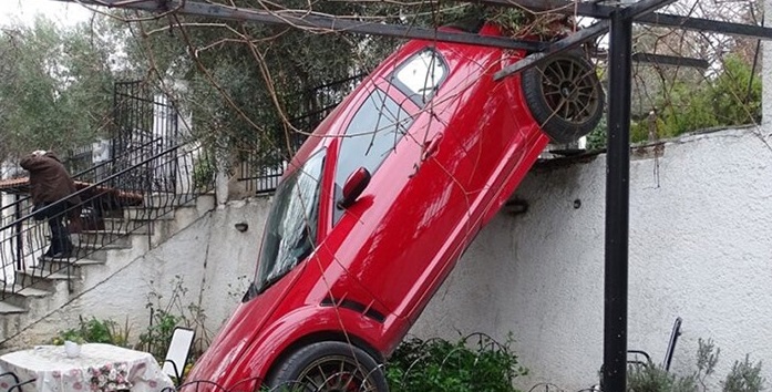 Θεσσαλονίκη: «Απίστευτο» Τα ξημερώματα ένα αυτοκίνητο προσγειώθηκε στην αυλή ακατοίκητου σπιτιού.