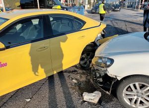 Ατύχημα με τραυματία σε εμπλοκή τριών αυτοκίνητων και μίας μηχανής
