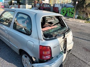 Ατύχημα με τραυματία σε εμπλοκή τριών αυτοκίνητων και μίας μηχανής