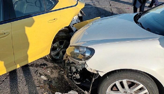 Ατύχημα με τραυματία σε εμπλοκή τριών αυτοκίνητων και μίας μηχανής