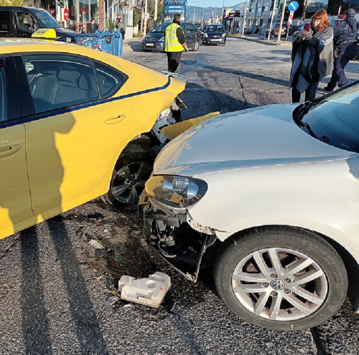 Ατύχημα με τραυματία σε εμπλοκή τριών αυτοκίνητων και μίας μηχανής