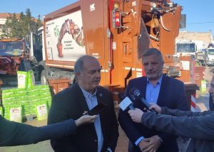 Διόνυσος: Ενισχύεται ο εξοπλισμός βιοαποβλήτων του Δήμου με 2 νέα σύγχρονα απορριμματοφόρα από την  Περιφέρεια