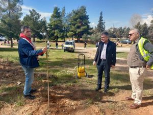 Παπάγου Χολαργός: Ο  αντιπεριφερειάρχης Γιάννης Κεχρής στην εθελοντική δενδροφύτευση στους χώρους πέριξ των Αθλητικών Κέντρων