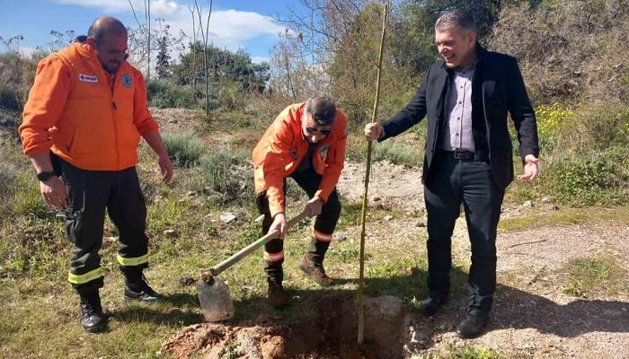 Παπάγου Χολαργός: Ο  αντιπεριφερειάρχης Γιάννης Κεχρής στην εθελοντική δενδροφύτευση στους χώρους πέριξ των Αθλητικών Κέντρων