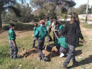 Παπάγου Χολαργός: Ο  αντιπεριφερειάρχης Γιάννης Κεχρής στην εθελοντική δενδροφύτευση στους χώρους πέριξ των Αθλητικών Κέντρων