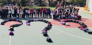 Μαθητές σχολείων στο Δήμο Πεντέλης σχημάτισαν με τις τσάντες τους τη φράση «Πάμε και όπου βγει» για το δυστύχημα στα Τέμπη