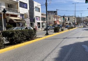 Πεντέλη: Ξεκίνησε το βάψιμο των κρασπέδων στις νησίδες επί των κεντρικών δρόμων του Δήμου