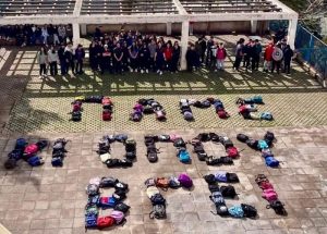 Μαθητές σχολείων στο Δήμο Πεντέλης σχημάτισαν με τις τσάντες τους τη φράση «Πάμε και όπου βγει» για το δυστύχημα στα Τέμπη Μαθητές σχολείων στο Δήμο Πεντέλης σχημάτισαν με τις τσάντες τους τη φράση «Πάμε και όπου βγει» για το δυστύχημα στα Τέμπη
