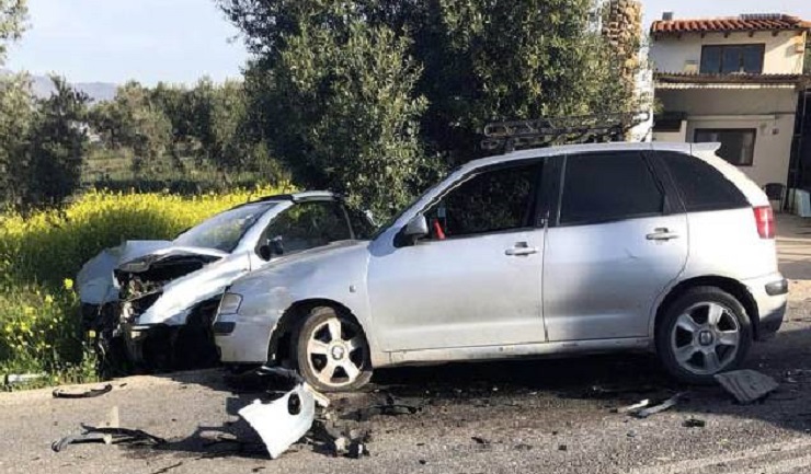 Σπάτα: Στην λεωφόρο Κιάφας τροχαίο δυστύχημα με τρία αυτοκίνητα – Μία γυναίκα νεκρή