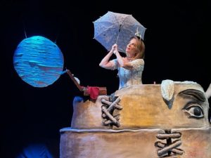 Θέατρο: Οι «Ευτυχισμένες μέρες» του Μπέκετ παρατείνουν τις παραστάσεις του στο Θέατρο Τόπος Αλλού