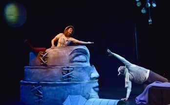 Θέατρο: Οι «Ευτυχισμένες μέρες» του Μπέκετ παρατείνουν τις παραστάσεις του στο Θέατρο Τόπος Αλλού