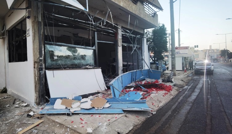 Ηράκλειο Αττικής: Έκρηξη σε καφετέρια – Υλικές ζημιές στο κατάστημα και σε οχήματα