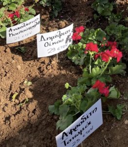 Κηφισιά: Στον άυλοι χώρο του 3ο ΓΕΛ Κηφισιάς φυτεύτηκαν 57 κόκκινα γεράνια όσα και τα θύματα αᴨο την τραγωδία των Τεμᴨών