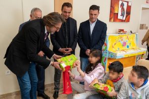 Μαρούσι:  Παιχνίδια και λαμπάδες μοίρασαν στα παιδιά του Χαμόγελου του Παιδιού ο Δήμος Αμαρουσίου και το Επαγγελματικό Επιμελητήριο Αθηνών