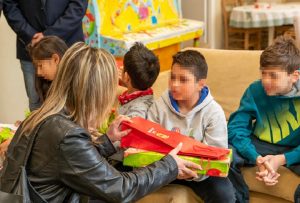 Μαρούσι:  Παιχνίδια και λαμπάδες μοίρασαν στα παιδιά του Χαμόγελου του Παιδιού ο Δήμος Αμαρουσίου και το Επαγγελματικό Επιμελητήριο Αθηνών