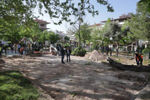 Μαρούσι:  Αυτοψία του Δημάρχου Αμαρουσίου κατά την έναρξη εργασιών ανακαίνισης της Παιδικής Χαράς στην Πλατεία Ηπειρώτικων