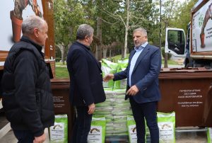 Περιφέρεια Αττικής: Παράδοση ακόμη 2 σύγχρονων απορριμματοφόρων και εξοπλισμού ανακύκλωσης βιοαποβλήτων στον Δήμο Αιγάλεω