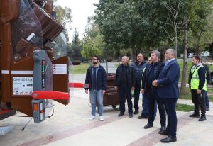 Περιφέρεια Αττικής: Παράδοση ακόμη 2 σύγχρονων απορριμματοφόρων και εξοπλισμού ανακύκλωσης βιοαποβλήτων στον Δήμο Αιγάλεω