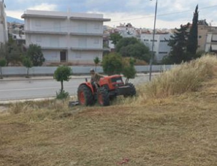 Αχαρνών: Καθημερινοί   καθαρισμοί και αποψιλώσεις σε κοινόχρηστους χώρους