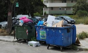Πεντέλη : Γέμισε η πόλη σκουπίδια λόγω απεργίας στην καθαριότητα – Ξεχειλισμένοι κάδοι, αφόρητη μυρωδιά