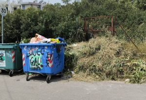 Πεντέλη : Γέμισε η πόλη σκουπίδια λόγω απεργίας στην καθαριότητα – Ξεχειλισμένοι κάδοι, αφόρητη μυρωδιά