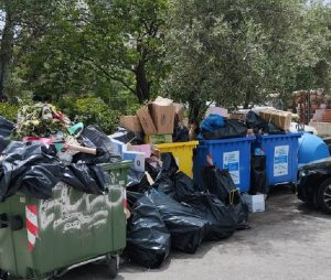 Πεντέλη : Γέμισε η πόλη σκουπίδια λόγω απεργίας στην καθαριότητα – Ξεχειλισμένοι κάδοι, αφόρητη μυρωδιά